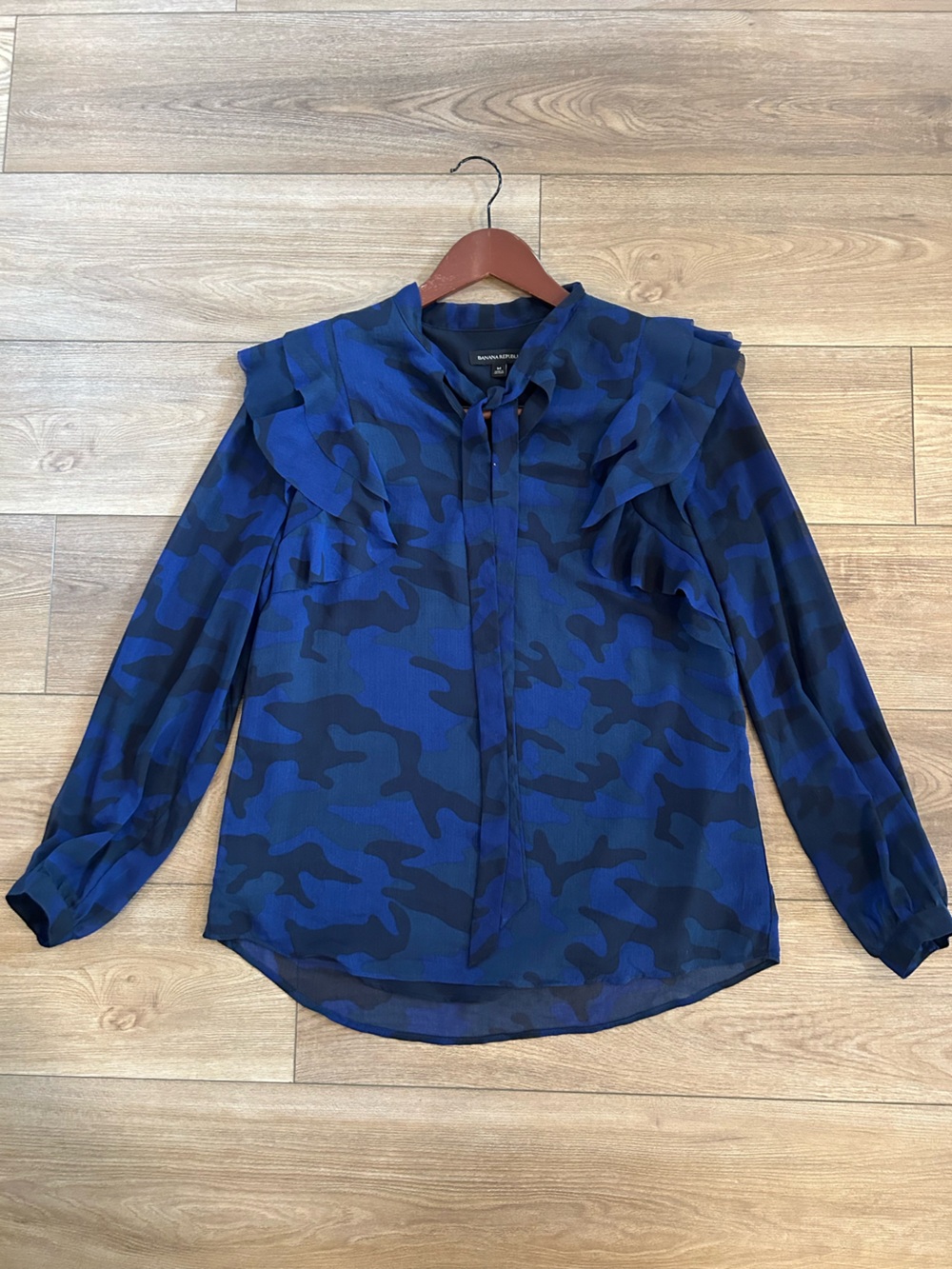 Banana Republic Blue Camo Sheer Tie Neck Blouse Women’s Medium Long Sleeve